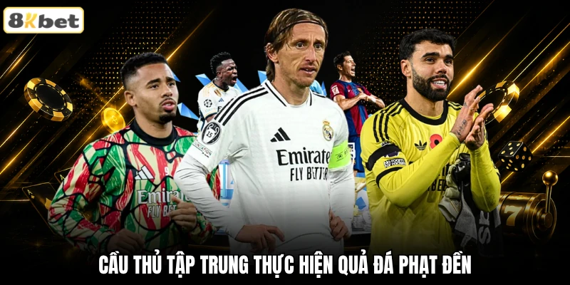 Cầu thủ tập trung thực hiện quả đá phạt đền Cầu thủ tập trung thực hiện quả đá phạt đền